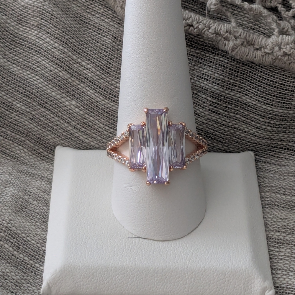 Elegant Rose Gold and Light Purple Women's Ring - Picture 2 of 3